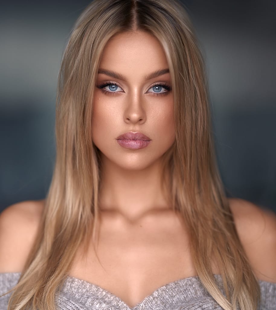 Makijaż do sesji zdjęciowej w studiu i plenerze – jak przygotować się, by efekt był spektakularny? 1 Studyjny portret kobiety – fotograf Lublin, sesja beauty delikatny perfekcyjny makijaż