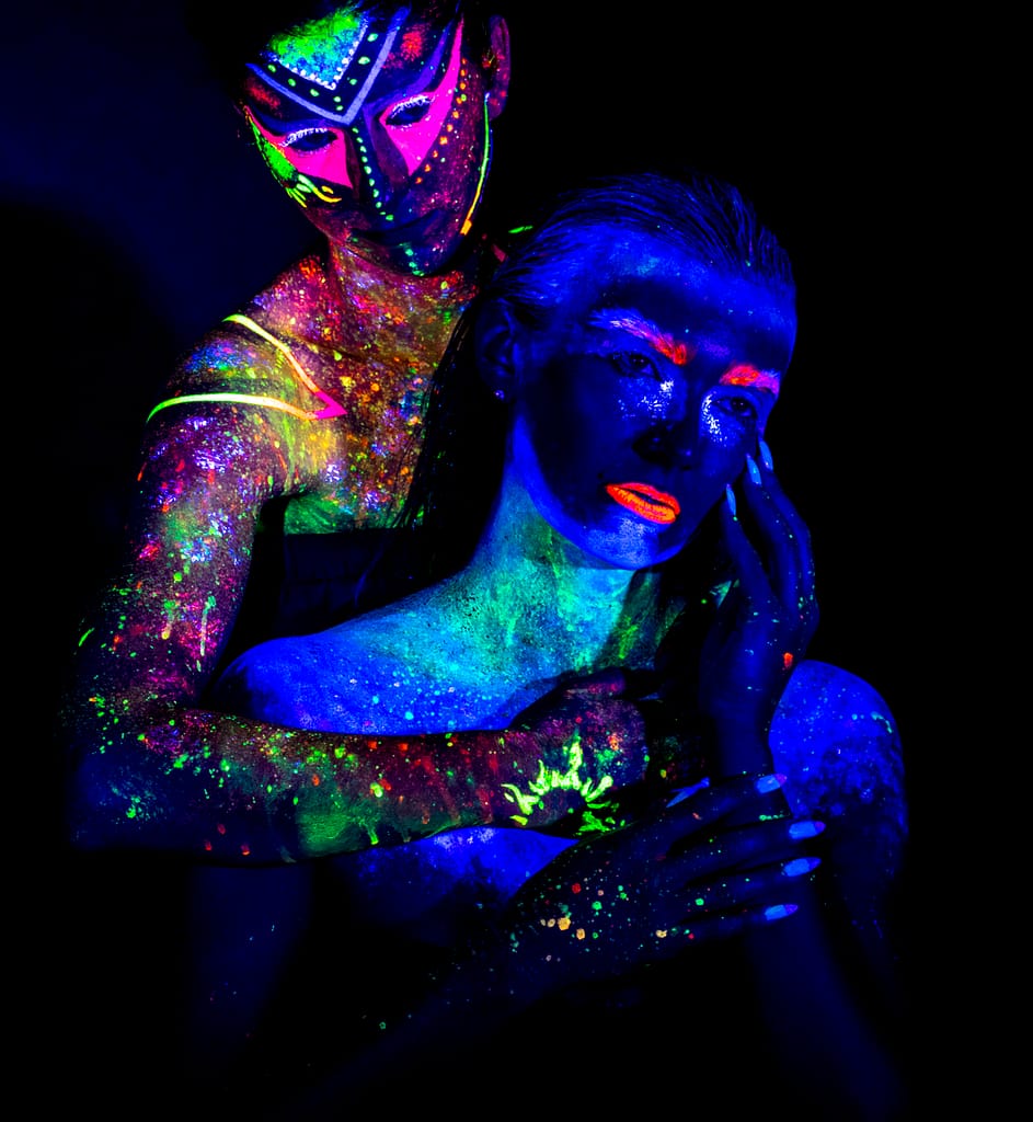 Sesja fotograficzna UV – jak zrobić portret z farbami fluorescencyjnymi 8 sesja UV dwóch modelek z neonowym bodypaintingiem